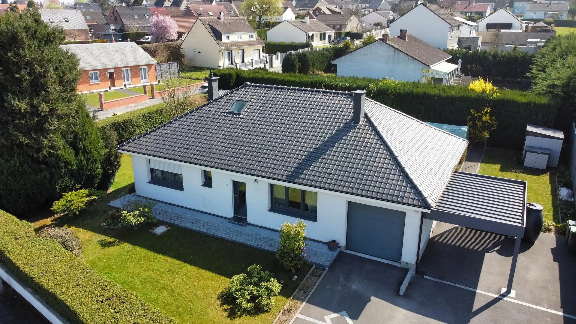 Après travaux — Pavillon dont la toiture moussue a été remplacée par des tuiles neuves