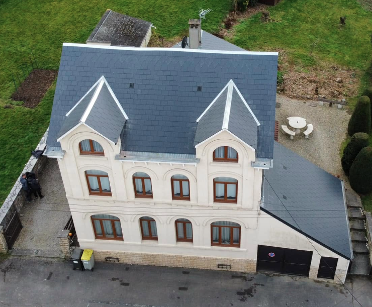 Après travaux — Manoir dont la toiture dégradée a été restaurée en ardoise