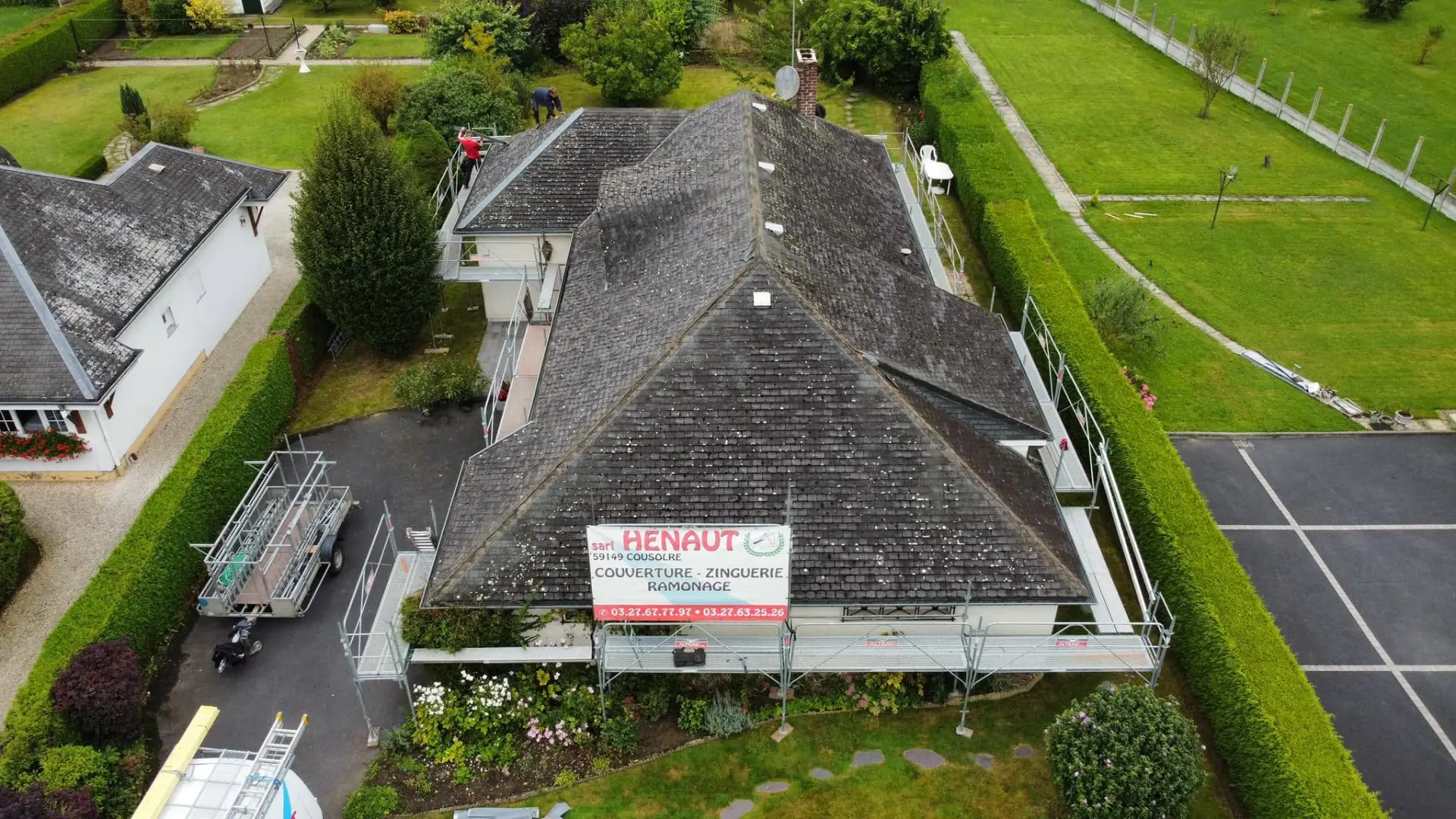 Avant travaux — Maison dont la toiture en ardoise noircie a été entièrement refaite
