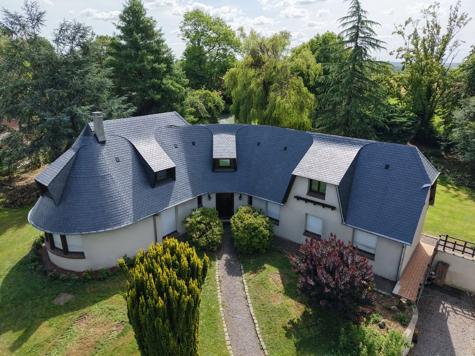 Grande toiture courbe en ardoise vue depuis les airs