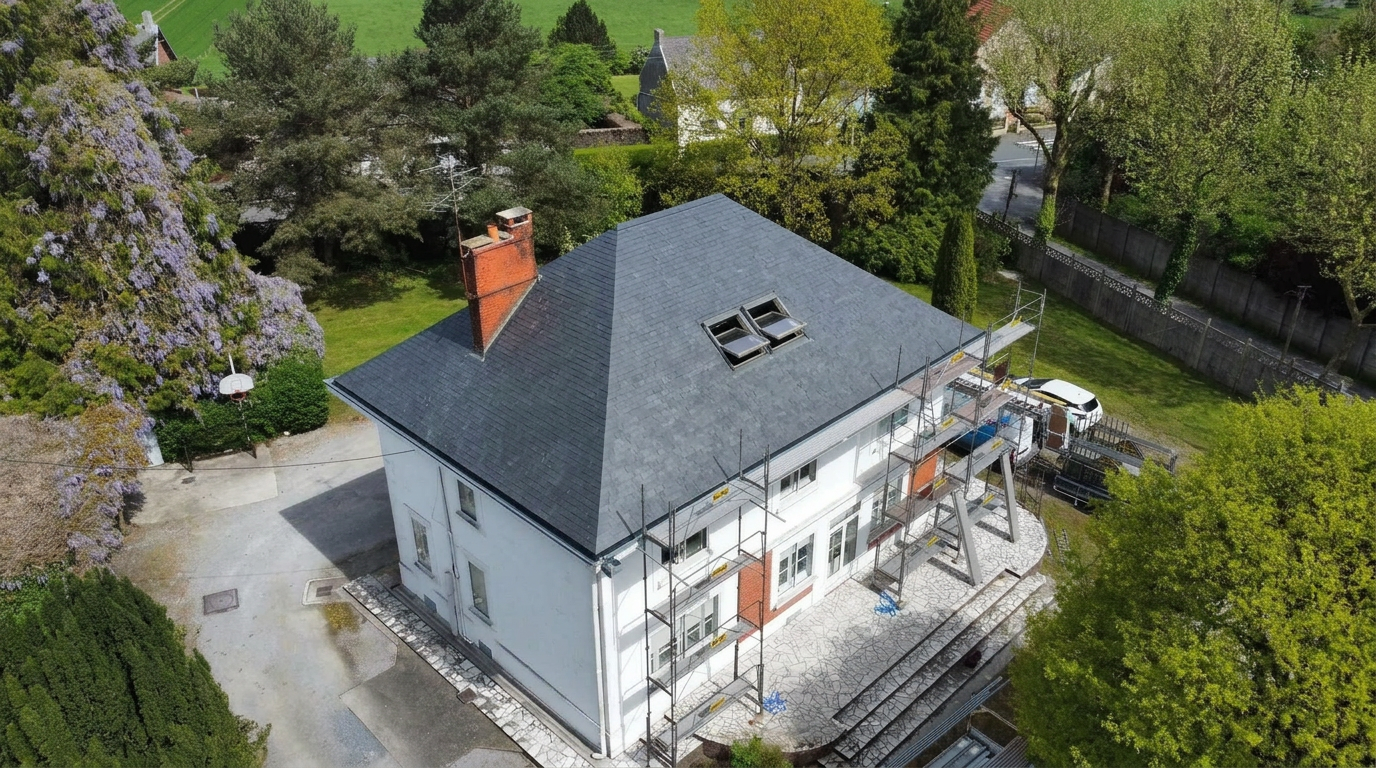 Après travaux — Maison dont la vieille toiture en tuiles a été remplacée par une ardoise neuve