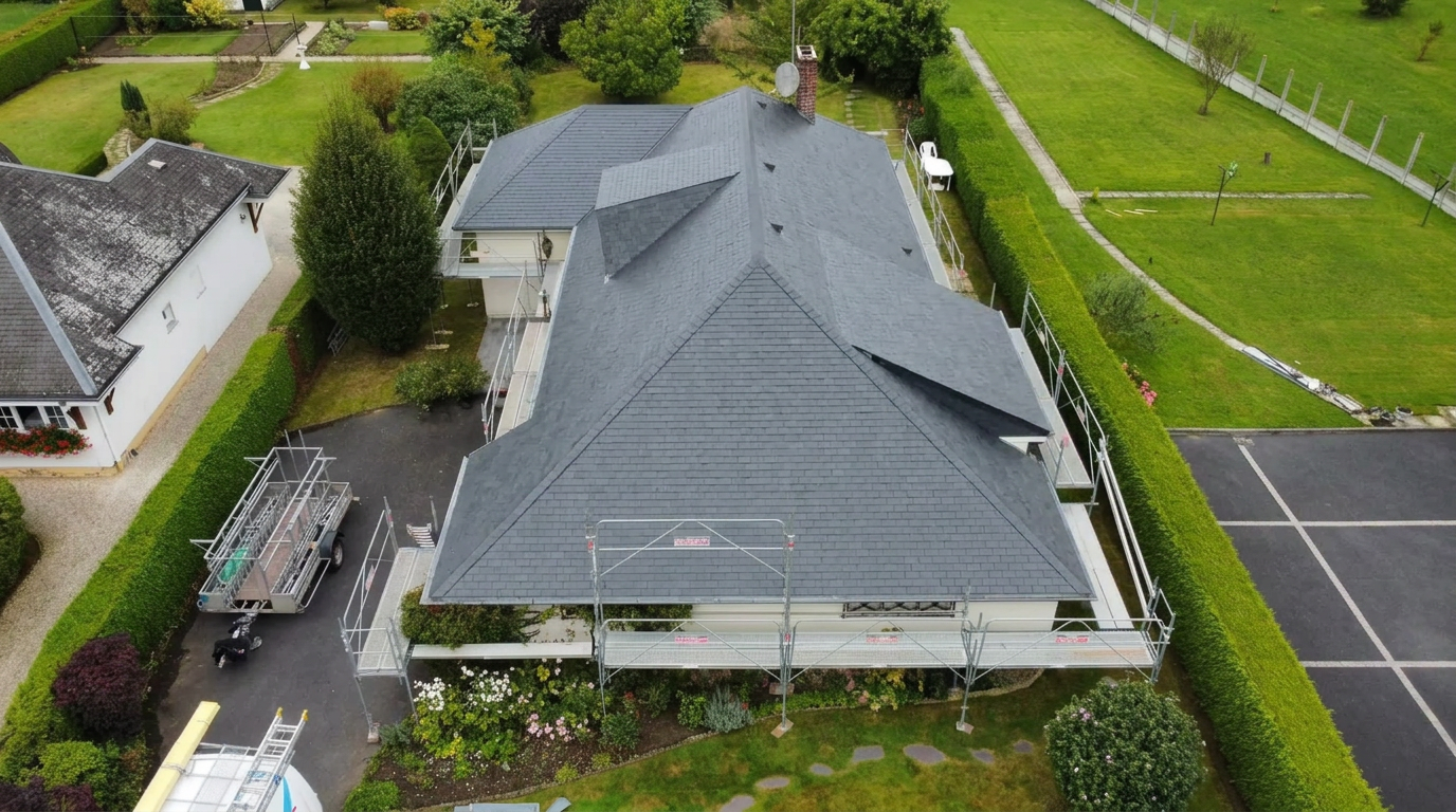 Après travaux — Maison dont la toiture en ardoise noircie a été entièrement refaite