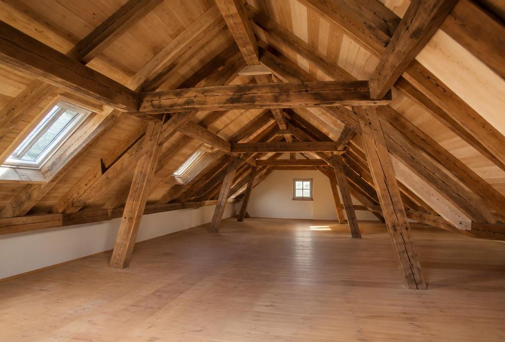 Charpente ancienne restaurée dans des combles