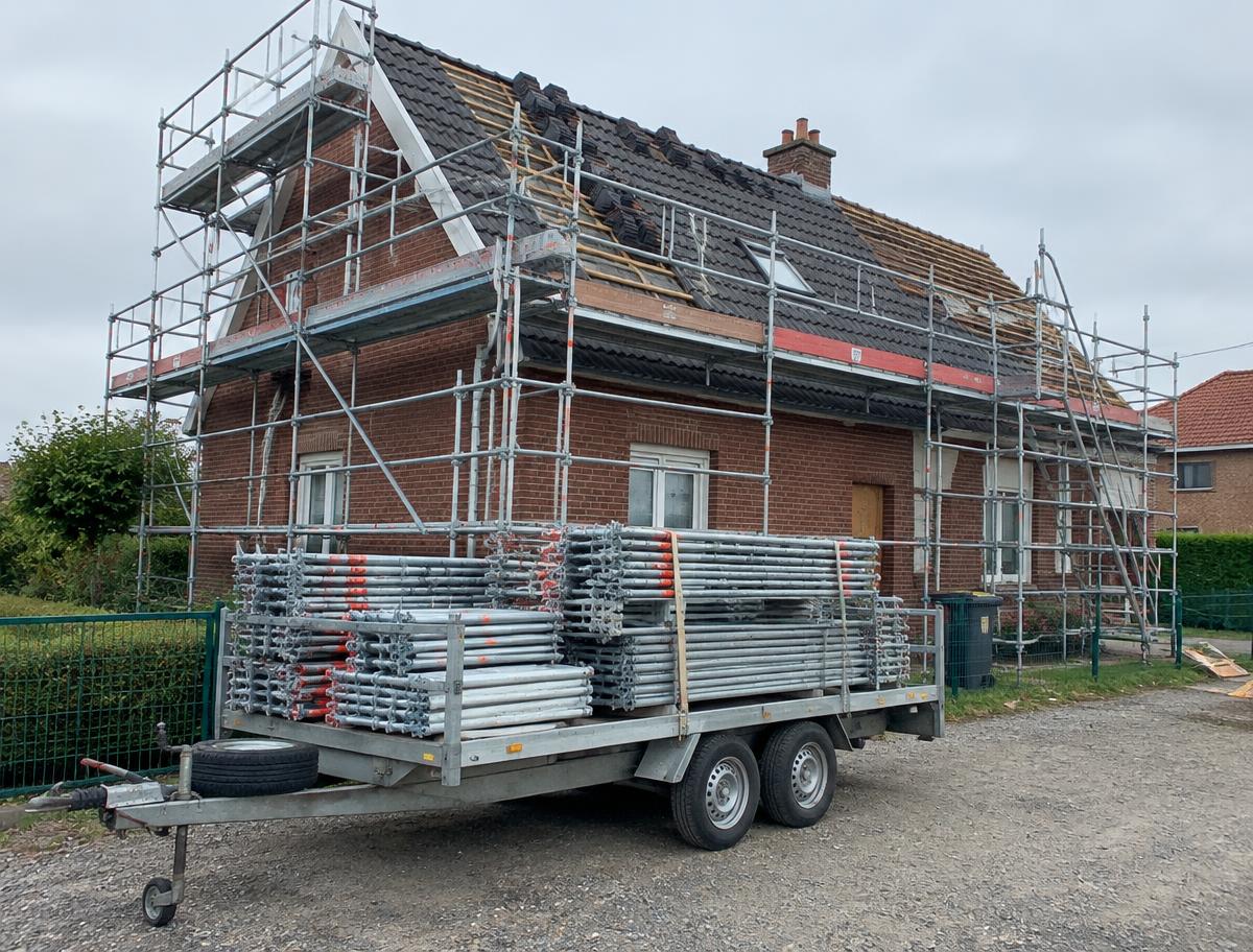 Échafaudage 1 000 m² de l'entreprise Hénaut sur un chantier de toiture