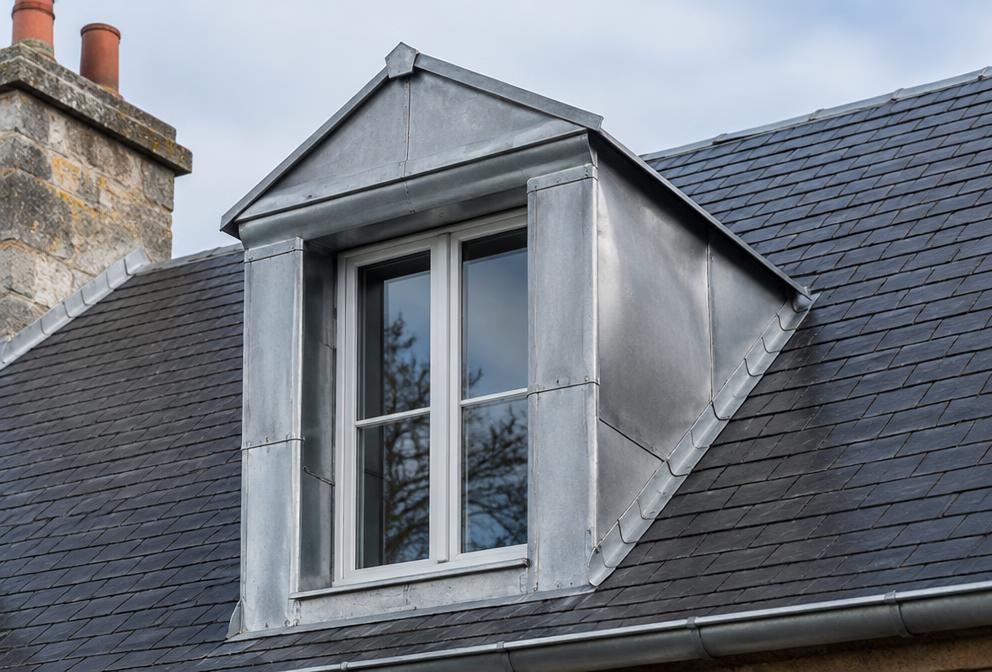 Lucarne habillée de zinc sur toiture en ardoise
