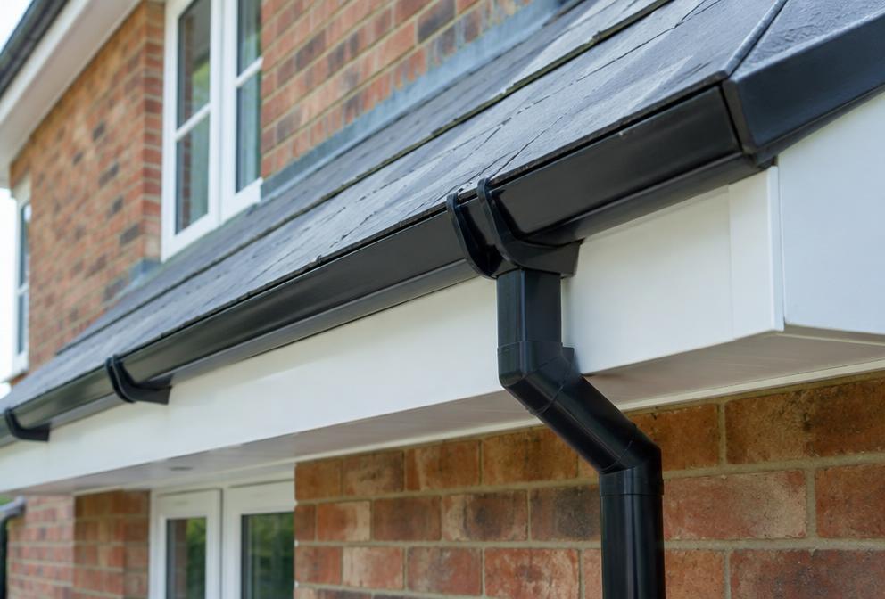 Gouttière moulurée en zinc noir et planche de rive PVC blanc